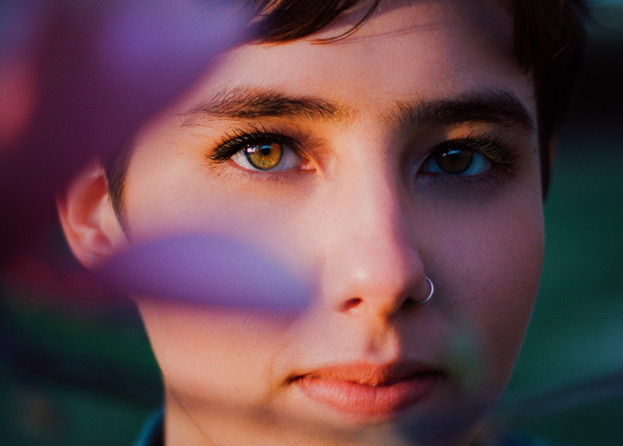 Haare augen schwarze mann grüne Schwarze Haare