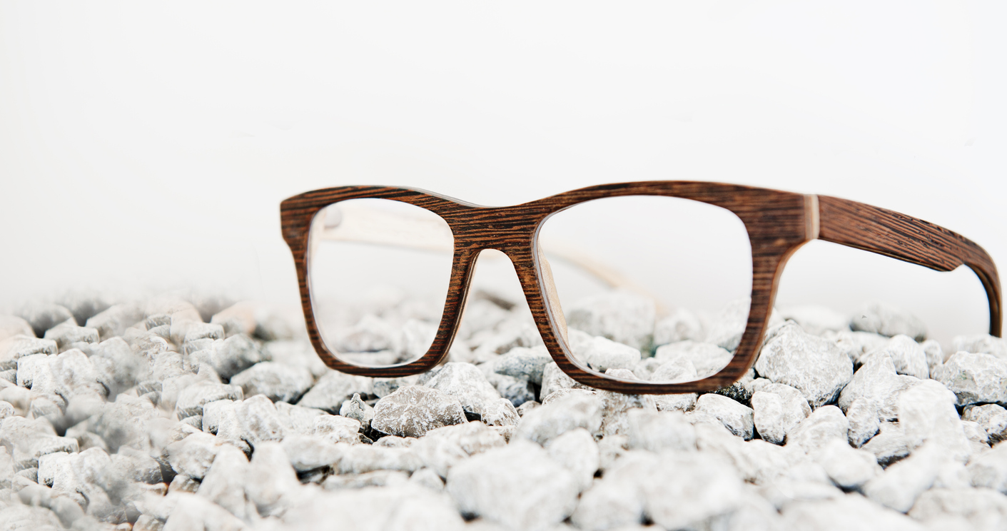 Holzbrille auf weissen Steinen