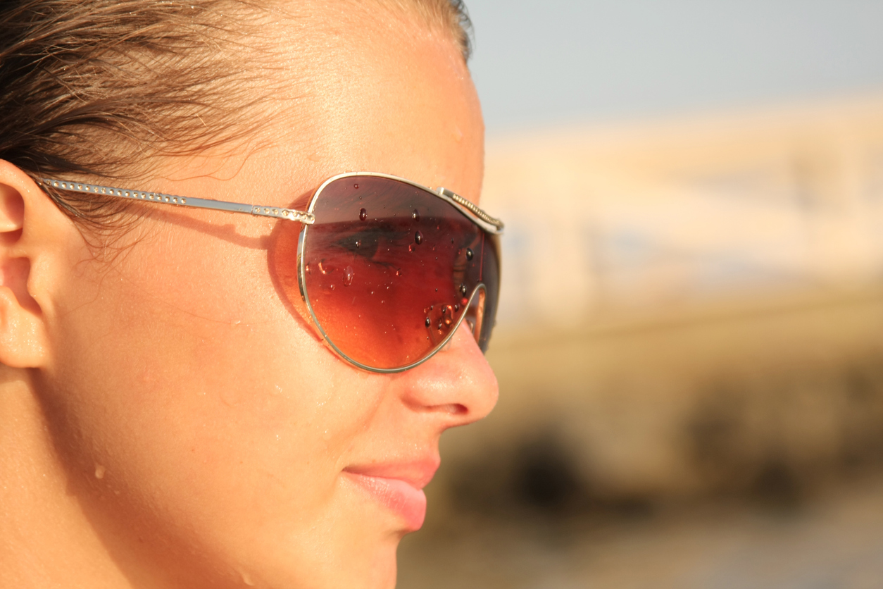 Seitenansicht Gesicht junge Frau mit Sonnenbrille.